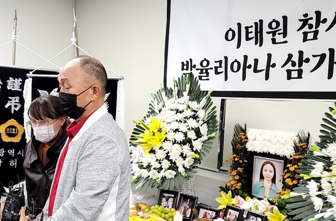 3일 오후 인천 연수구 함박종합사회복지관에서 열린 이태원 참사 희생자 고 박율리아나 씨의 추도식에서 아버지 박아르투르 씨가 감사의 인사를 전하고 있다. ( 사진 = 박지현 기자 )