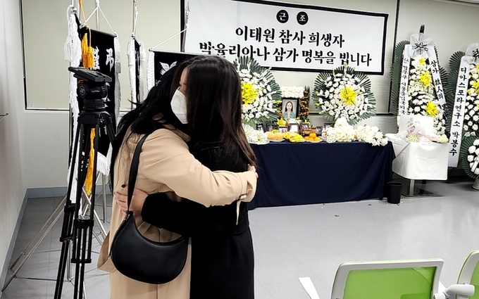 3일 오후 인천 연수구 함박종합사회복지관에서 열린 이태원 참사 희생자 고 박율리아나 씨의 추도식이 끝난 뒤 지인들이 서로를 안은 채 눈물을 흘리고 있다. ( 사진 = 박지현 기자 )