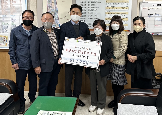 (왼쪽 세 번째부터) 박덕영 한길안과 행정부원장이 우영숙 부평1동장에게 지난 3일 부평1동 행정복지센터에서 성금 200만 원을 전달한 후 기념 사진을 촬영하고 있다. ( 사진 = 부평구 제공 )