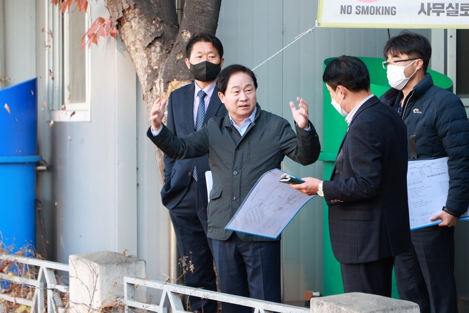 주광덕 남양주시장이 관계자들과 함께 문서기록관 건립 예정지를 둘러보고 있다.(사진-남양주시 제공)