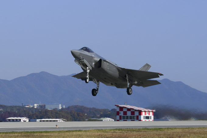  ※기사와 직접 관련이 없습니다. 사진은 '비질런트 스톰' 훈련에 참가한 한국 공군 F-35A 전투기가 청주기지 활주로를 이륙하는 모습. (사진=연합뉴스 자료사진)