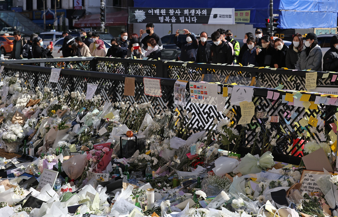  4일 서울 용산구 이태원역 1번 출구 앞 참사 추모 공간을 찾은 시민들이 희생자들을 추모하고 있다. (사진=연합뉴스)