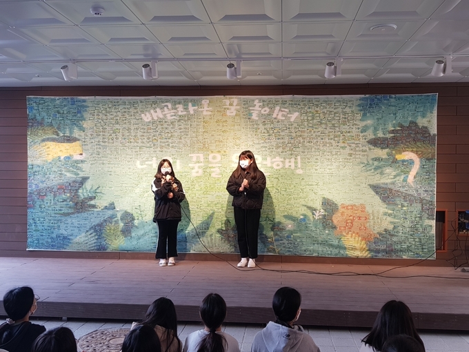 배곧라온초 학생들이 꿈놀이터에서 노래 공연을 하고 있다. (사진=시흥배곧라온초등학교 제공) 