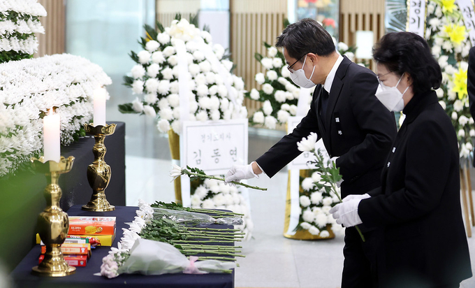 지난 5일 오전 김동연 경기도지사 부부가 수원시 영통구 경기도청 1층에 마련된 이태원 참사 희생자 합동분향소에 헌화하고 있다. (사진=경기도 제공)