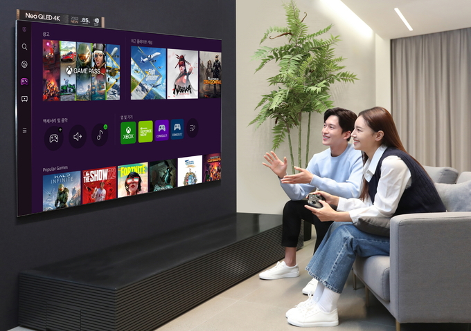 삼성전자 모델이 서울 논현동에 위치한 삼성 디지털프라자 강남본점에서 삼성 TV로 '게이밍 허브'를 선보이고 있다. (사진=삼성전자 제공)