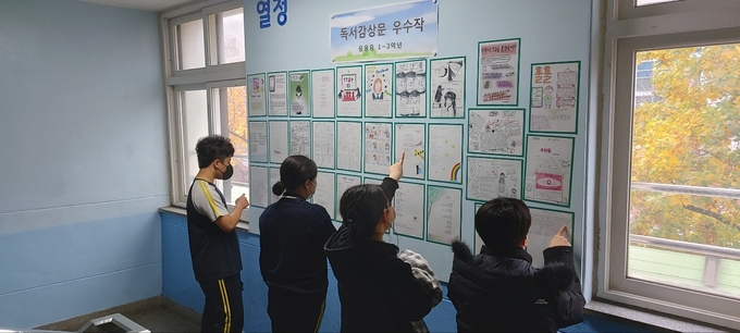  오픈갤러리 전시 작품들을 구경하는 부천중흥중학교 학생들. (사진=부천중흥중학교 제공)