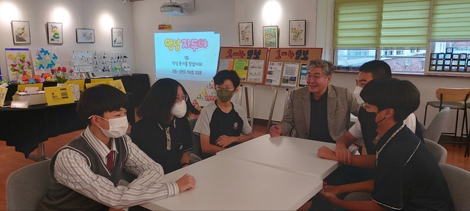  부천중흥중학교 예술공감터 운영 방안에 대해 회의하는 학생들. (사진=부천중흥중학교 제공)