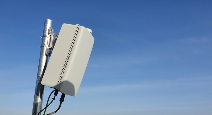 삼성전자가 자체 개발한 최신 2세대 5G 모뎀칩을 탑재하고 기지국, 라디오, 안테나 기능을 하나의 폼팩터로 제공하는 28GHz 컴팩트 매크로(Compact Macro) 장비. (사진=삼성전자 제공)