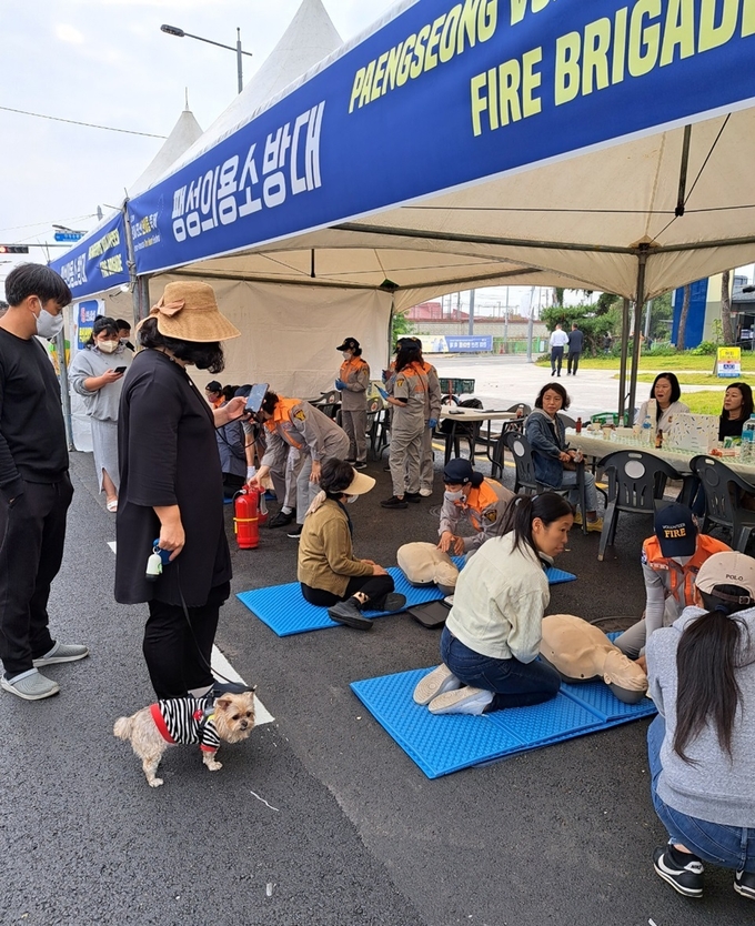 경기도 의용소방대가 심폐소생술 보급 교육을 진행하고 있다. (사진=경기도 제공)