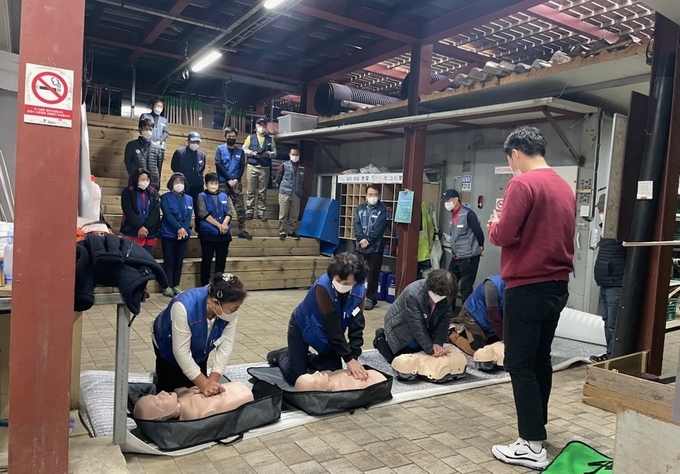 광명도시공사, 광명동굴 전직원 대상 심폐소생술 교육 진행을 실시했다.(사진=광명도시공사 제공)