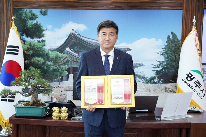 대한민국을 빛낸 콘퍼런스 대상시상식에서 지방자치 분야와 문화예술 분야 2개 부문에서 대상을 차지해 방세환시장이 수상하고 있다/광주시 제공