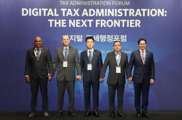 7일 서울 그랜드하얏트 호텔에서 열린 제2차 한·중남미 디지털 조세행정포럼에서 참석자들이 기념사진을 찍고 있다. 왼쪽부터 이스마엘 칼라이칸 수리남 국세청장, 에밀리오 피네다 IDB 재정관리(FMM) 국장, 김창기 국세청장, 마르코 리비오 디아즈 레예즈 과테말라 국세청장, 푸블리오 드 그라시아 파나마 국세청장. (사진=국세청 제공)
