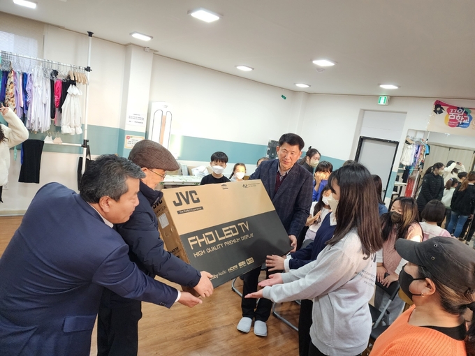 초월읍 지월3리 마을회에서 진행된 노래자랑에서 허순천씨가 경품으로 탄 TV를 짱돌학교 청소년 뮤지컬 학교에 기증하고 있다/(사)한국B.B.S광주시지회 제공