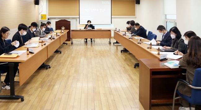 안양시의회 보사환경위원회가 예술인 단체와 간담회를 갖고 있다.(사진=안양시의회 제공)