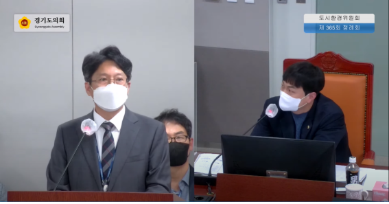 유영일(국힘‧안양5) 위원이 7일 도시주택실 행정사무감사에서 홍지선 도 도시주택실장에 질의하고 있다. (사진=경기도의회 도시환경위원회 인터넷 생중계 캡쳐)