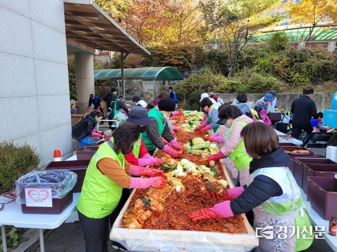 남양주시 호평평내행정복지센터는 지난 5일~6일까지 새마을부녀회, 통장협의회 등 호평동 사회단체 회원 약 50여 명이 참여한 가운데 '사랑의 김장김치 담그기'행사'를 벌여 150가구에 김치를 전달했다.(사진=남양주시 제공)