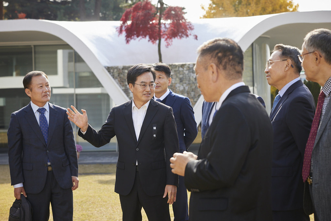 7일 수원시 팔달구 도담소에서 열린 안보자문간담회에서 김동연 경기도지사가 예비역 장성들과 환담을 나눴다. (사진=경기도 제공)