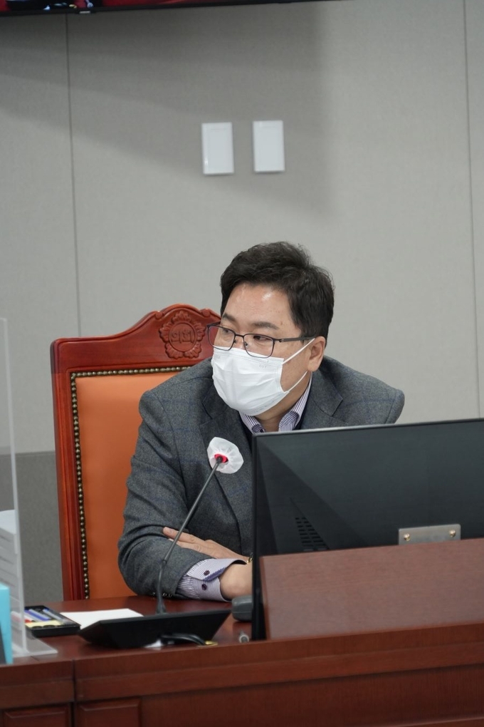 김성수(국힘‧하남2) 위원이 7일 도시주택실 행정사무감사에서 홍지선 도 도시주택실장에 질의하고 있다. (사진=경기도의회 제공)