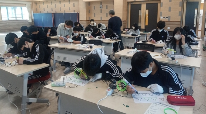 김포나래중학교 학생들이 진행된 진로체험 박람회에서 전문직업에 대한 특강을 받고 있다.(사진=김포 나래중학교 제공) 