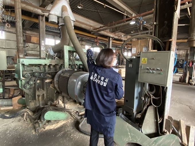 인천시 특사경이 환경오염물질 배출사업장을 점검하고 있다. ( 사진 = 인천시 제공 )