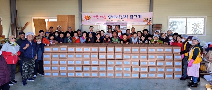 김포적십자 한빛봉사회가 소외받는 이웃에 직접 재배한 김장 알타리김치를 담가 전달키 위해 참여한 회원들의 기념촬영을 하고 있다. (사진=김포적십자 한빛봉사회 제공) 