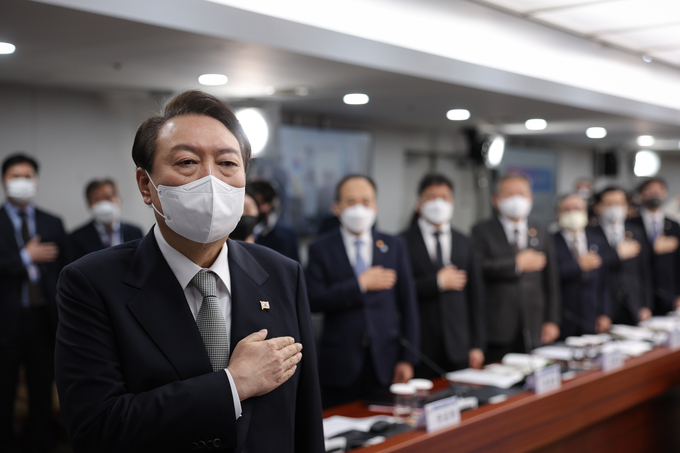 윤석열 대통령이 7일 오전 서울 용산 대통령실 청사에서 열린 국가안전시스템점검회의에 참석, 국기에 경례를 하고 있다. (사진=대통령실 제공)