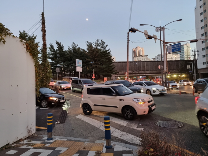 지난 7일 인천 미추홀구 도화IC 출구에서 빠져 나오는 차량들로 횡단보도가 가득하다. ( 사진 = 김민지 기자 )
