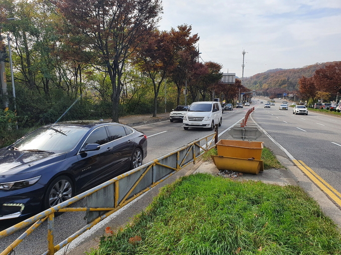 8일 오전 인천 남동구 장수IC 부근 수도권제1순환고속도로 입구에서 인도가 끊어져 있다. ( 사진 = 최태용 기자 )