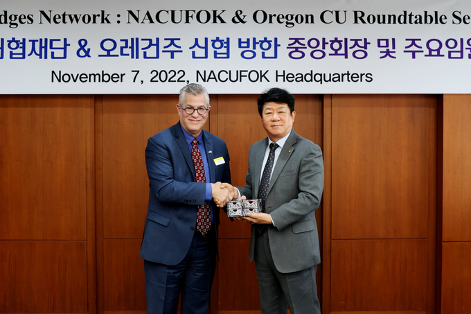 김윤식 신협중앙회장(우)과 스티븐 스탭 유나이터스신협 전무가 대표단 회의를 마친 뒤 악수하고 있다. (사진=신협중앙회 제공)