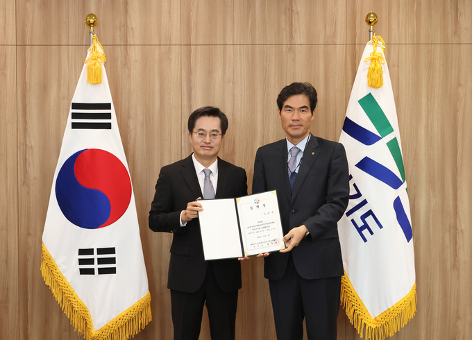경기도수원월드컵경기장관리재단 제14대 사무총장으로 임명된 이민주 전 경기도지사직인수위원회 대변인이 재단 이사장인 김동연 경기도지사로부터 임명장을 전달받고 기념사진을 찍고 있다. (사진=경기도수원월드컵경기장관리재단 제공)