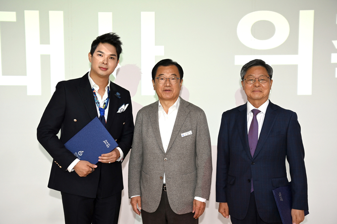 하남시는 8일 하남시청 별관 대강당에서 열린 11월 월례회의에서 전 육군참모총장 장준규씨와 가수 류지광을 하남시의 다양한 정책을 알리는 홍보대사로 신규 위촉했다. 사진 왼쪽부터 가수 류지광, 하남시장 이현재, 전 육군참모총장 장준규.(사진=하남시 제공)