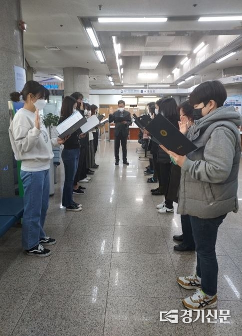 구리시 종합민원실 직원들이 민원인에 대한 친절한 응대를 위해 매일 근무시작 전에 민원인에게 늘 친절하고 밝은 응대를 실천하기로 다짐하고 있다. (사진=구리시 제공)