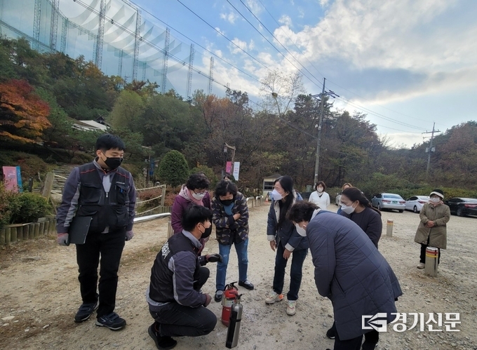 구리시는 7일 테마공원인 ‘고구려대장간마을’ 방문객의 안전 사고를 막기 위해 시설근무자와 문화관광해설사를 대상으로 긴급 안전사고 사전 예방 교육을 실시했다 (사진=구리시 제공)