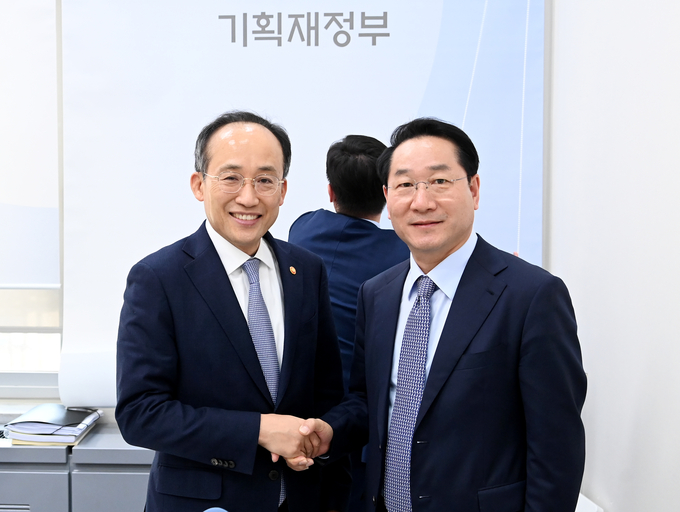 유정복 인천시장이 8일 서울 여의도 국회를 방문해 추경호 기획재정부 장관과 악수하고 있다. ( 사진 = 인천시 제공 )