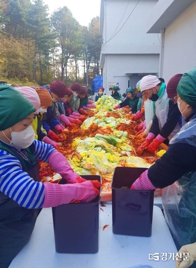 남양주시 조안면 남녀 새마을지도자협의회는 8일 조안면사무소에서 김장을 담아 취약계층과 경로당에 전달했다. (사진=남양주시 제공)