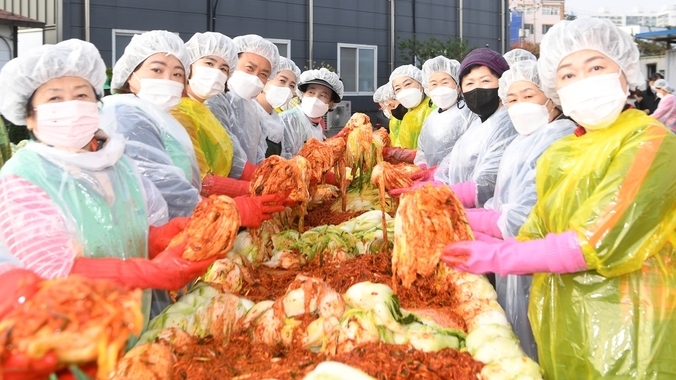 오산시 새마을회가 지난 7일~8일 양일간 연말을 맞이하여 관내 취약 계층에게 김장김치를 전달하기 위한 “사랑의 김장 담가주기” 행사를 개최했다.(사진=오산시 제공)