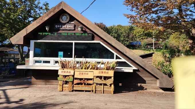 광교산 등산안내소 앞에 비치된 지팡이. (사진=수원시 제공)