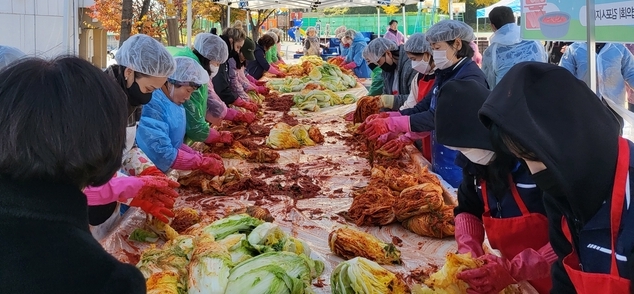 2022년 한마음 사랑의 김치나누기 행사에 참여한 여성단체협의회 및 봉사자들의 김치를 버므리고 있다. (사진=여성단체협의회 제공)