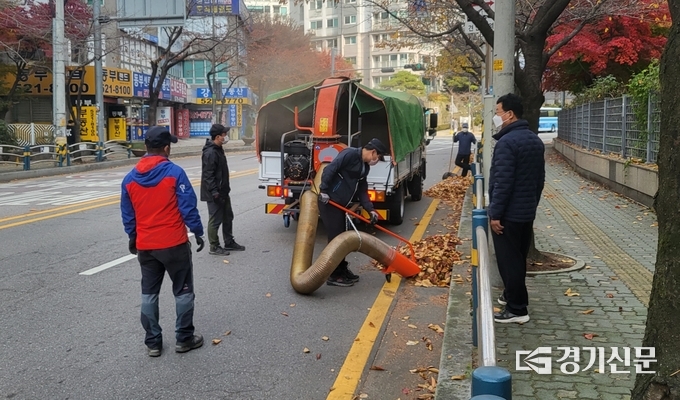 남양주시 와부조안행정복지센터는 지난 8일 가을 낙엽을 치우기 위해 주민자치위원회 위원들과 대청소를 실시했다. 특히 와부읍에서는 효과적인 청소를 위해 낙엽 진공흡입기를 투입해 효과를 보고 있다.(사진=남양주시 제공)