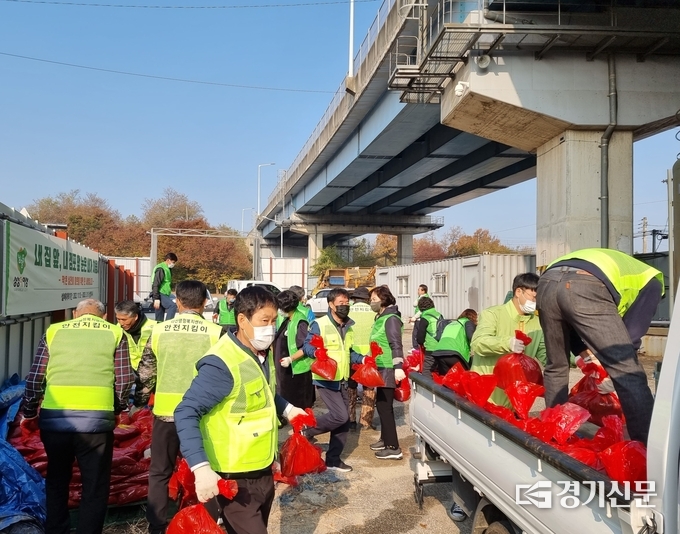 남양주시 다산행정복지센터는 지난 8일 겨울철 강설에 대비해 제설용 모래주머니 1500개를 제작해 설해 취약지인 주택가 경사로에 우선 배치했다. (사진=남양주시 제공)