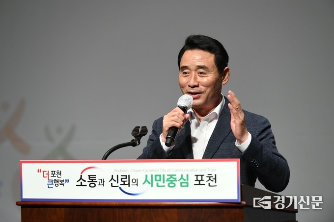 백영현 이사장(포천시장)이 장학금 수여식에서 축하의 말을 하고 있다. (사진=포천시 제공)