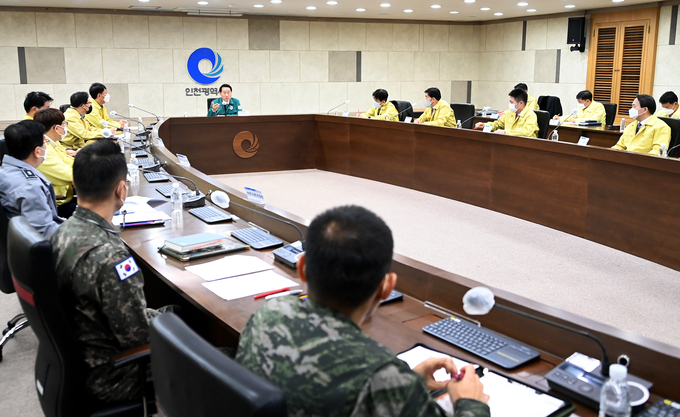 유정복 인천시장이 9일 시청 영상회의실에서 열린 ’재난취약분야 종합안전대책 점검회의‘에서 군수·구청장 및 유관기관과 주요사항을 점검하고 있다. ( 사진 = 인천시 제공 )