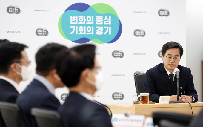 9일 오전 경기도청 4층 다목적회의실에서 김동연 경기도지사와 오병권 행정1부지사, 염태영 경제부지사, 조선호 경기도소방재난본부장, 실국장 등이 참석한 가운데 긴급 안전점검 회의가 열리고 있다. (사진=경기도 제공)