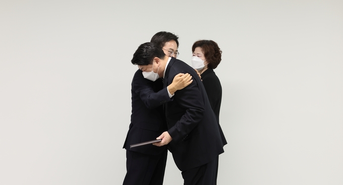 김동연 경기도지사와 이한규 도 행정2부지사는 격려 포옹을 나눴다. (사진=경기도 제공)