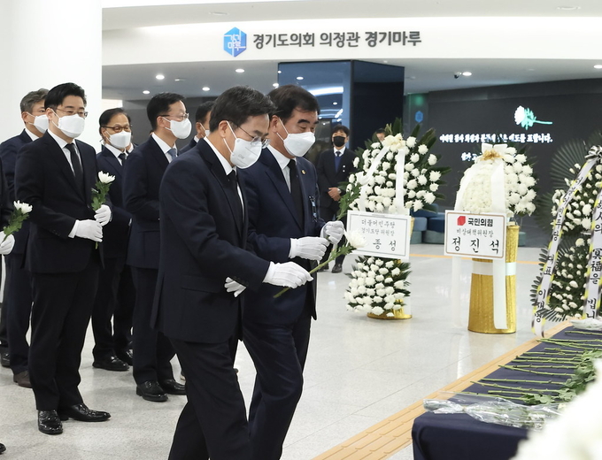 9일 경기도청 1층에서 진행된 이태원 참사 희생자 합동분향소 합동 조문에서 김동연 경기도지사와 염종현 경기도의회의장이 헌화를 하고 있다. (사진=경기도 제공)