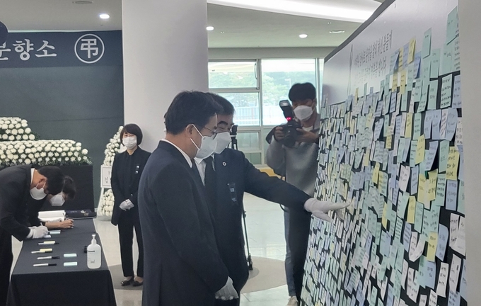 김동연 경기도지사와 염종현 경기도의회 의장이 추모게시판 메모를 살펴보고 있다. (사진=김혜진 기자)
