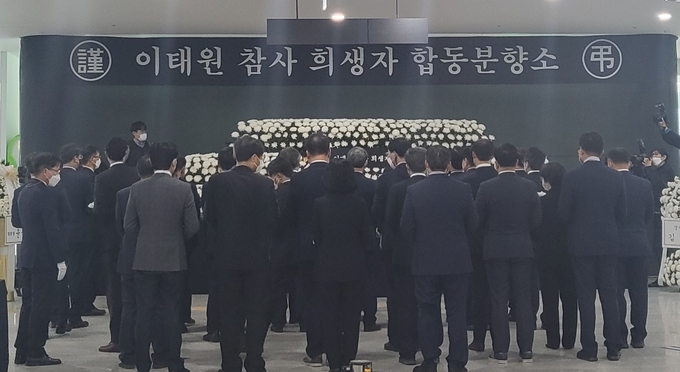 김동연 경기도지사와 염종현 경기도의회 의장 비롯해 검은 양복에 근조리본을 단 경기도청 간부급 공무원들은 합동 조문을 진행했다. (사진=김혜진 기자)