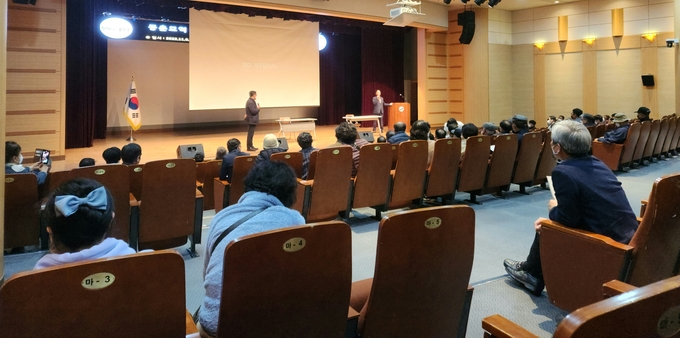 9일 오전 3시 인천 연수구청 연수아트홀에서 동춘묘역 재조사 결과 주민설명회가 진행되고 있다. ( 사진 = 박지현 기자 )