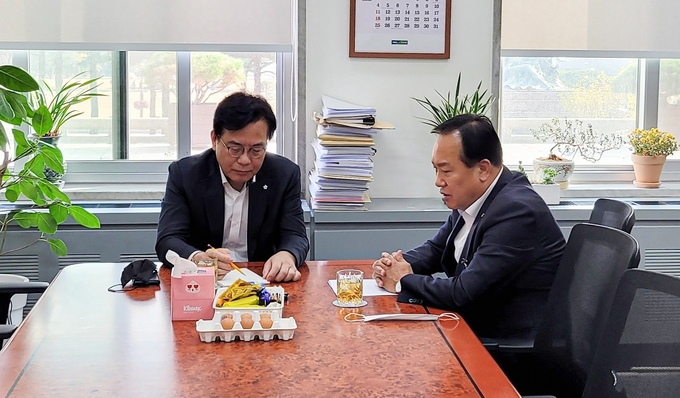 이권재 오산시장은 지난 8일 국민의힘 원내 수석 부대표 송언석 국회의원과의 면담을 갖고 국비 417억 원을 지원 요청했다.(사진=오산시 제공)