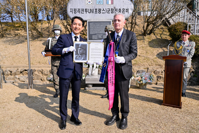 양평군 지평면 지평리 일원에서는 지난 8일 몽클라르 장군 지휘봉 전달식 및 지평리 전투 전적지 참배 행사가 거행됐다. (사진=양평군 제공)
